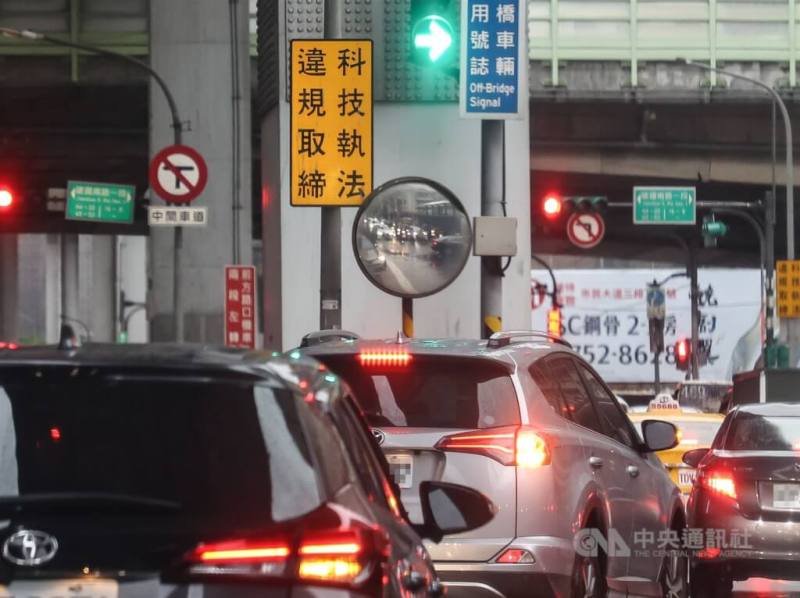 交通部預告修法，未來交通違規罰鍰收入將改為專款專用，用於改善交通安全改善與執法。圖為台北市市民大道科技執法路段。