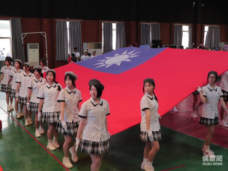 國旗莊嚴進場，由胡志明市臺灣學校中學部20位女同學組成護旗隊，步伐整齊、精神抖擻，共同迎接中華民國115年國慶。