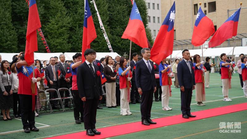 東京華僑總會雙十國慶升旗典禮，駐日本代表處大使李逸洋(中)、東京華僑總會會長彭勻孝(右)及臺灣留日東京同學會陳智會長(左)