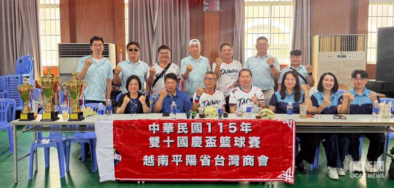 115年「越南國慶盃籃球賽」決賽圓滿落幕，駐胡志明市辦事處處長韓國耀（前排左二）與現場貴賓及球員合影留念。