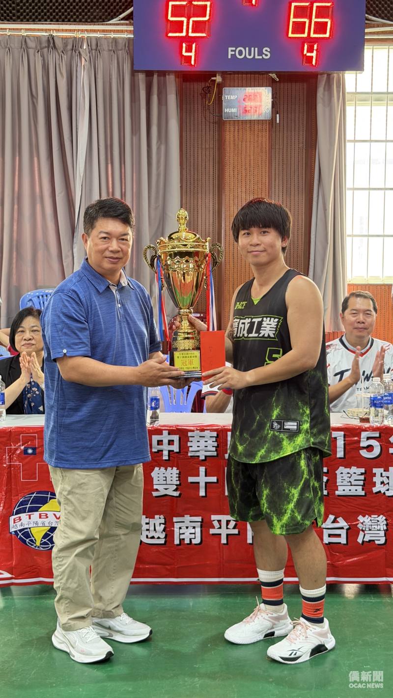 韓國耀頒贈獎盃予115年「越南國慶盃籃球賽」總冠軍寶成隊，肯定球隊精彩表現。