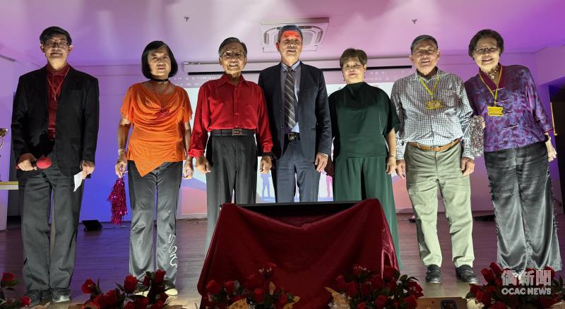 (右起)白隊隊長游裕琇和蔡東龍、評審莊月卿和張宏昌、紅隊隊長林俊傑、黃珮宇、主持人巴西華人美術協會會長卞啓祥