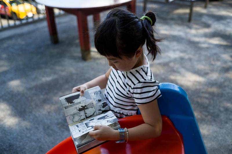對孩子們來說，閱讀漫畫，不僅是建立對世界、現實生活的認識與聯繫，更可能是發展自我世界自主性的一種重要方式，家長們與其試圖控制、指導，或許更該多陪伴和嘗試理解。圖片提供／諶淑婷