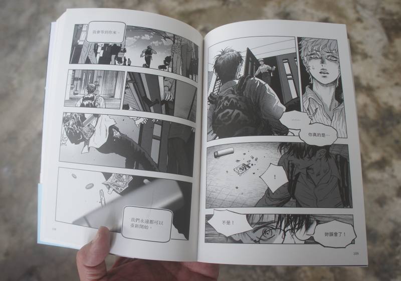 在閱讀《黎明前的回聲》這部在臺漫中相當難得一見的毒品題材作品時，雖然孩子未必能理解那個陰暗面世界的複雜性，卻可能經由人物與故事，開啟思索「人的處境與選擇」的契機。圖片提供／丁名慶