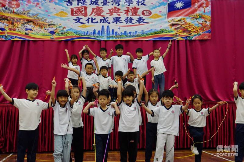 小學部學生學習跳繩及扯鈴