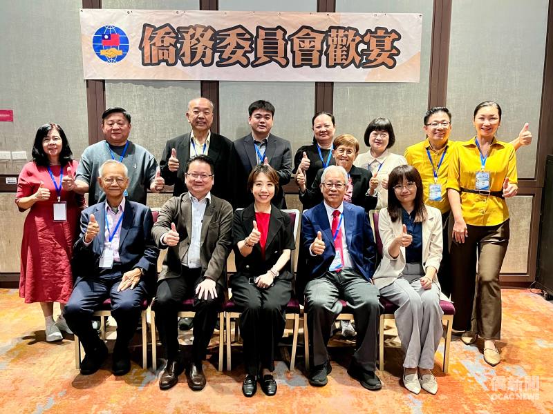 李姸慧(前排中)與訪團團長陳杰輝(第1排左2)及團員合照