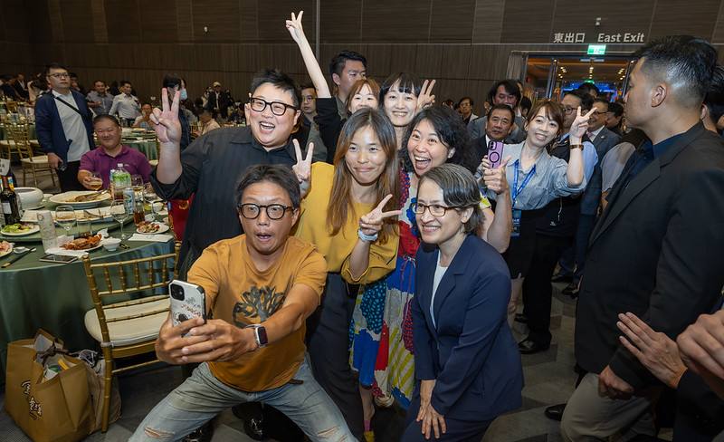 蕭美琴副總統2日晚間出席「世界之夜暨臺灣連鎖加盟促進協會30週年晚宴」