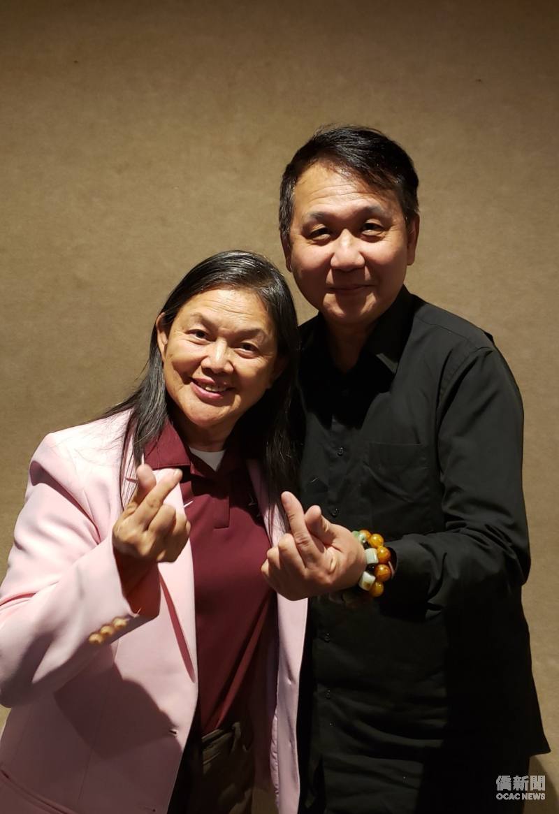 舞鈴劇場導演暨藝術總監劉樂群(右)和僑委會前文化教師詹美秀合照。