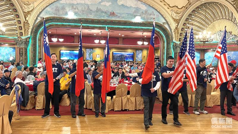 國民黨波士頓分部旗隊為波士頓115年雙十國慶餐會揭幕。