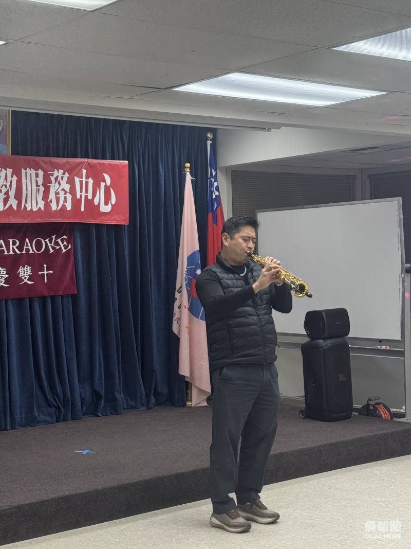 特邀嘉賓蔡飛以薩克斯風深情吹奏《中華民國頌》