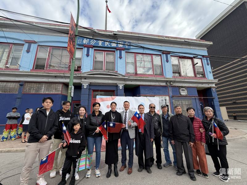 臺裔市議員Vivian Santos (後排左四)、環境與氣候變遷部長Mike Moyes(右七)、勞工與移民部長Malaya Marcelino(右八)、中華文化社社長黃錦彬(右六) 、僑務顧問連鎮江(右五)等與僑界人士合影。