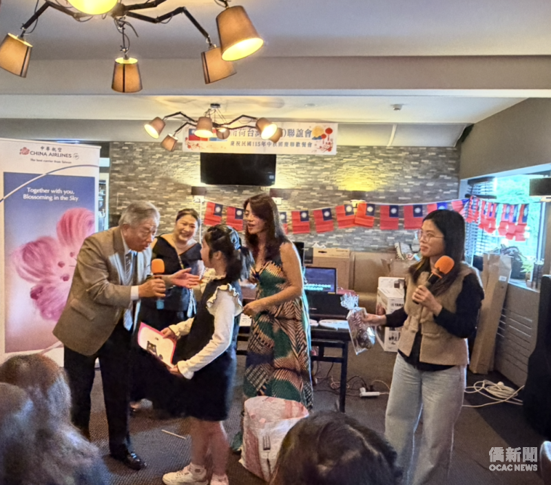 田中光在唐鑄千的陪同下和參與親子尋寶活動的小朋友互動，現場氣氛溫馨熱絡。