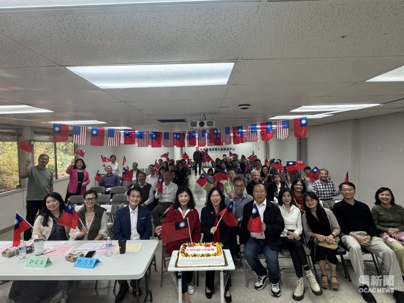 大西雅圖國慶籌備會「115年雙十國慶全僑卡拉OK歌唱聯歡活動」國慶蛋糕及全體大合影