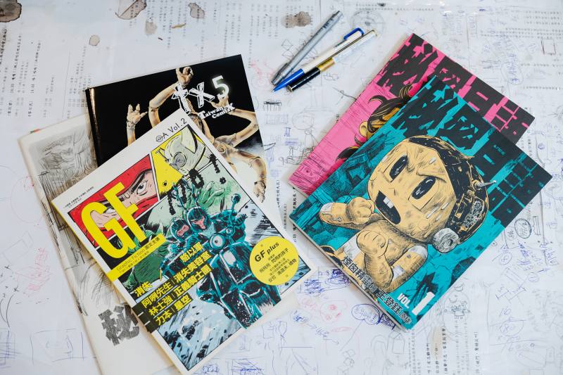 《秘密耳語》系列是王登鈺的漫畫作品，描述一個機械兵器男孩與敵國的怪獸作戰的故事。攝影／桑杉學