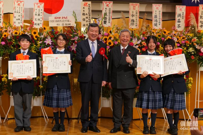 橫濱中華學院中學生參加「中華民國建國紀念繪畫比賽」榮獲佳績，由李逸洋（左三）及許耀庚(右三)頒獎表揚