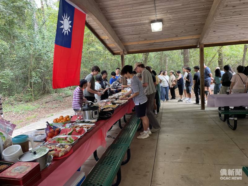 鄉親們共同享用豐盛美食