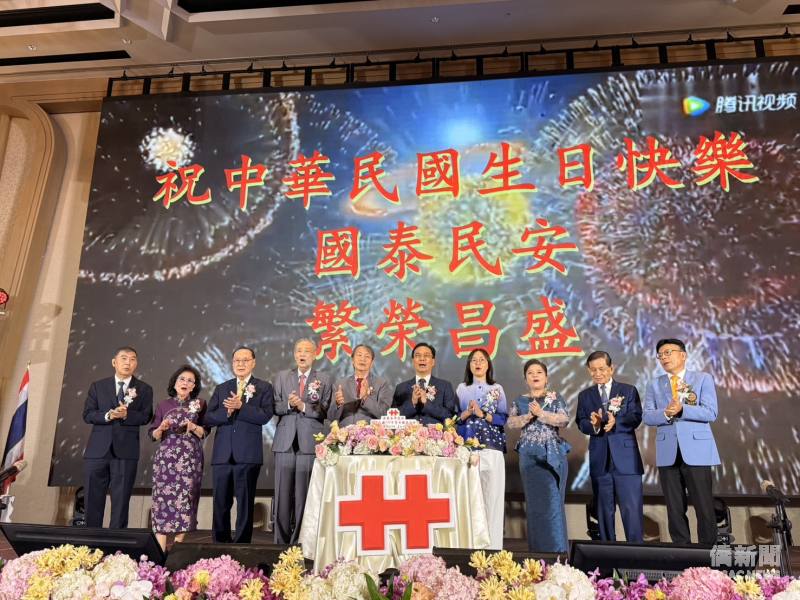 藍夏禮(右5)與貴賓共同慶祝中華民國生日快樂