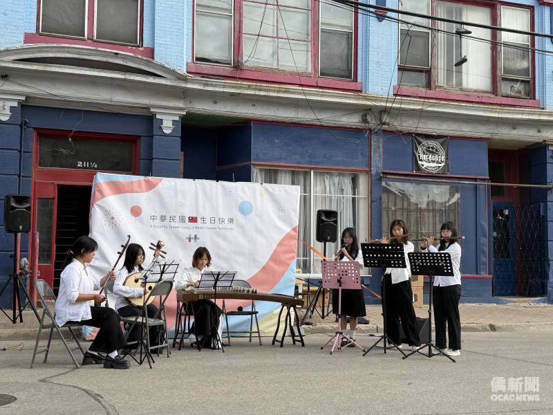 臺裔青年學子演出。