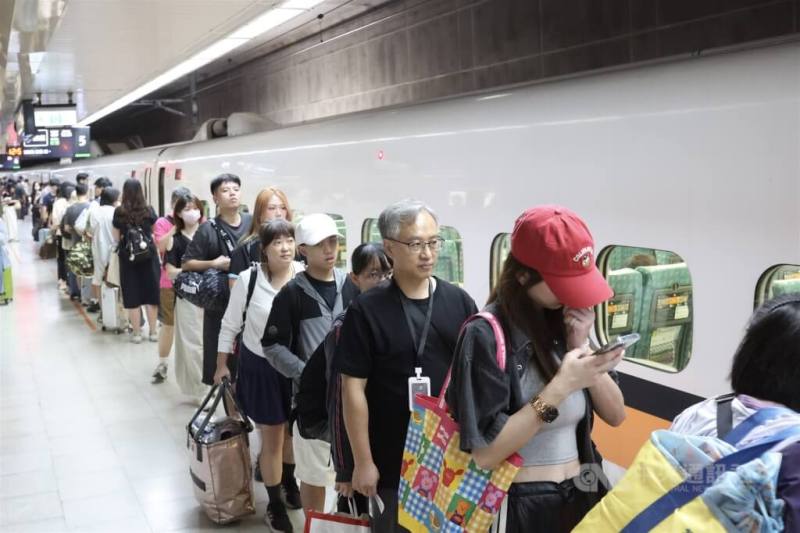 等車民眾9月25日在板橋車站高鐵月台排成長長人龍。
