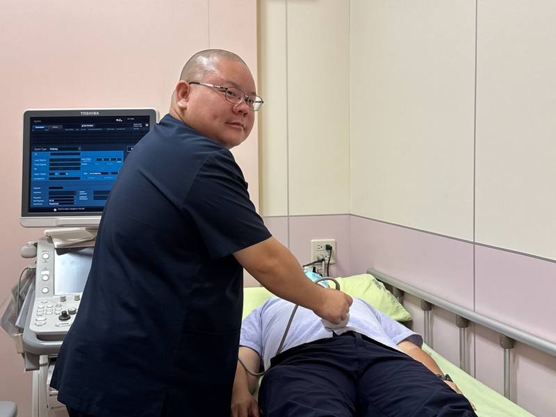 一名男子吃抗組織胺的藥後尿不出來，李綜合醫院泌尿科醫師黃品叡（左）檢查發現他有攝護腺肥大症狀，服用抗組織胺藥物後，更容易使尿道口緊閉讓尿液無法排出。圖為檢查示意，非當事人。