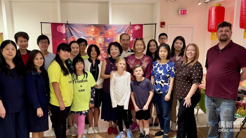 新澤西文創交流促進會「中秋燈籠展」開幕活動貴賓與主辦單位合影，共同見證傳統花燈與現代創意交織的文化盛會。