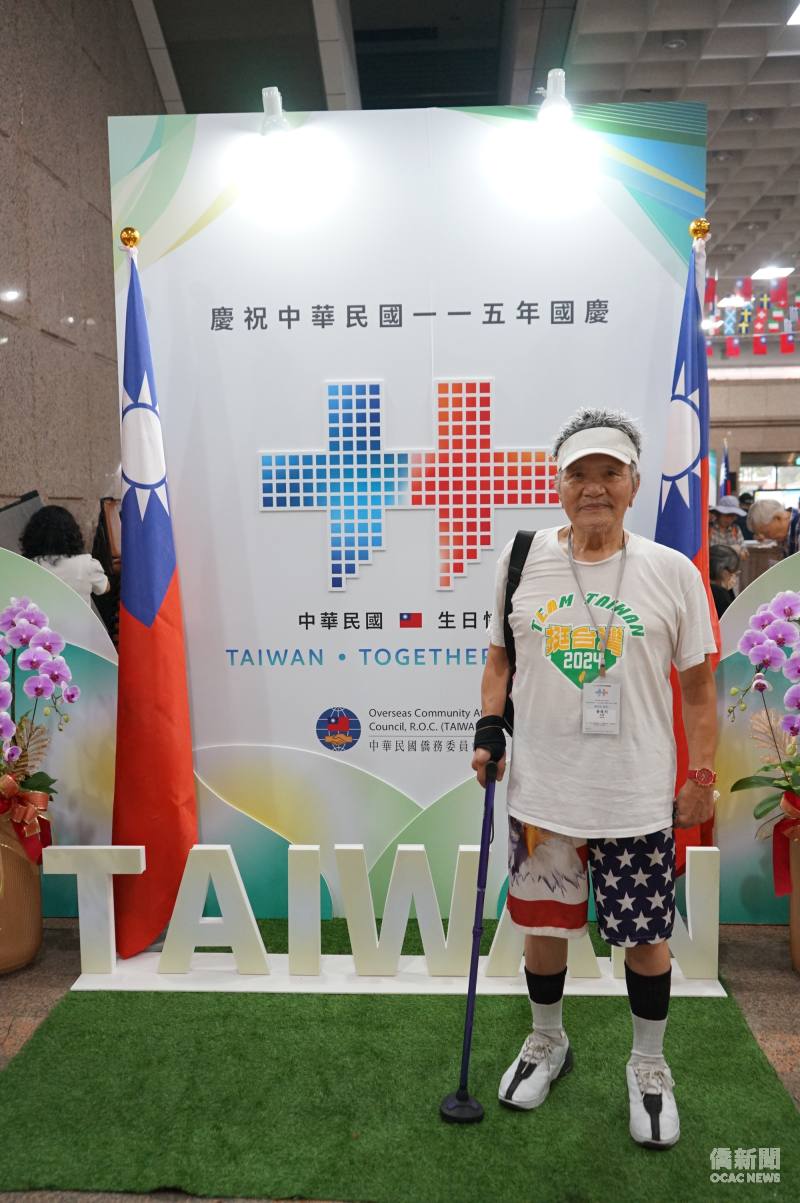 今年88歲的黃俊烈，身著「Team Taiwan」T恤及美國國旗短褲，這次回來除了參加國慶大典，更要行使公民權參與投票。
