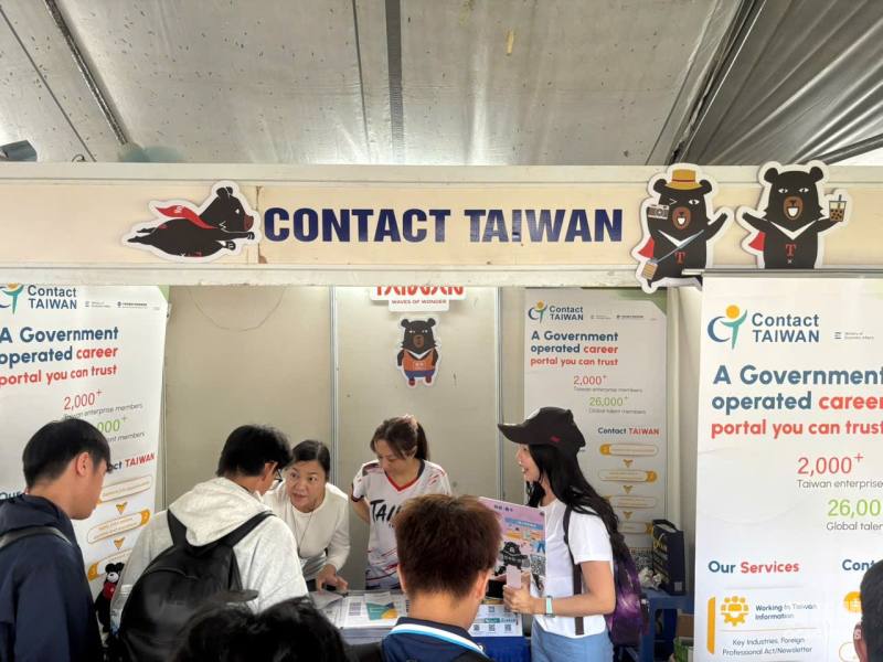 經濟組宣導「Contact TAIWAN」攬才平臺，向現場青年學子詳盡解說就業與赴臺職涯管道。