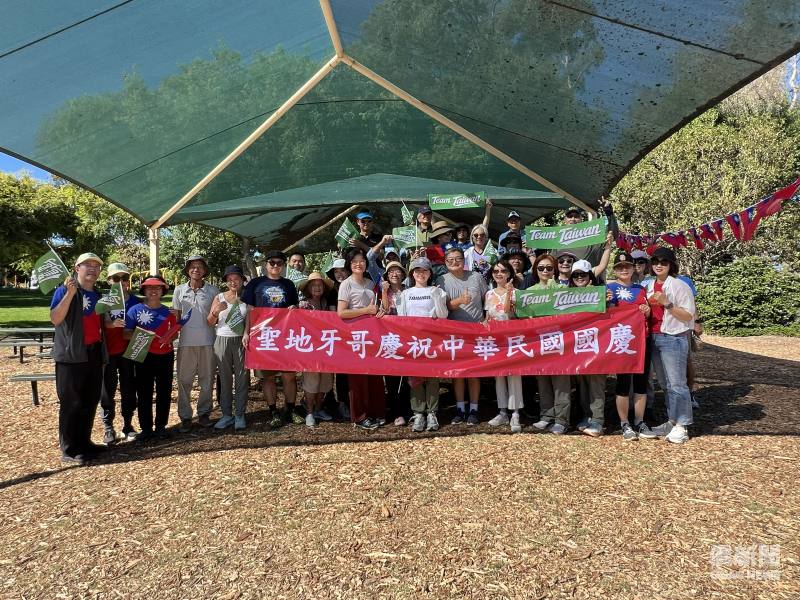 橙縣文教中心主任蕭蓓如(右七)、聖地牙哥雙十國慶籌備委員成員及參與雙十國慶健行的聖地牙哥臺灣鄉親歡聚合影。