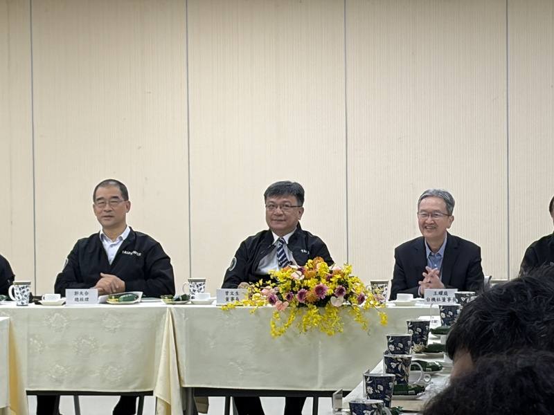 台電與台灣機電工程服務社5日合辦台灣電力學校座談會，台電董事長曾文生（中）、台電總經理郭天合（左）、台灣機電工程服務社董事長王耀庭（右）出席活動。