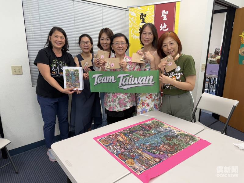 拼圖競賽獲勝隊伍合影：僑務委員葉芸青（右三）、僑務顧問陳玫秀（右二）、賴惠玫（右一）、僑務促進委員徐小曼（左二）、林玉惠（左三）與林玉英（左一）。