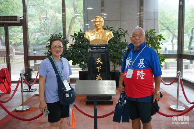 韓基行（右）與妻子一同歸國，身穿國旗衣表達對國家的支持。