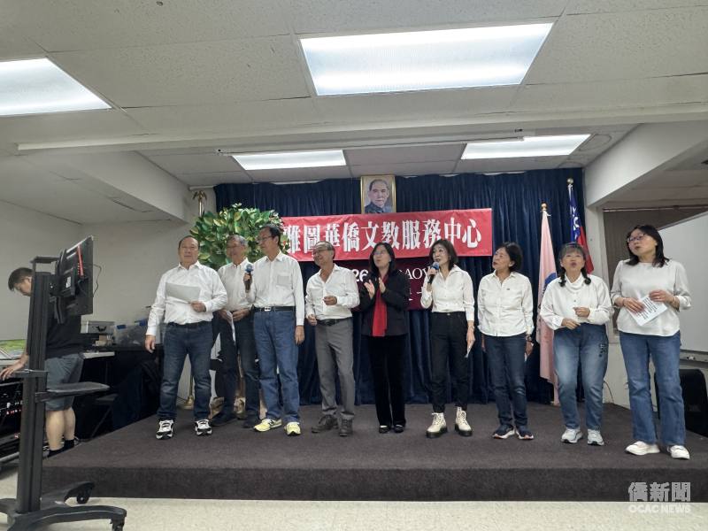 西雅圖文教中心主任鍾佩珍(中)與參賽團體一同歡唱