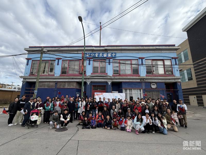 參加加拿大緬省溫尼辟115年雙十國慶升旗典禮的僑胞們合影留念。