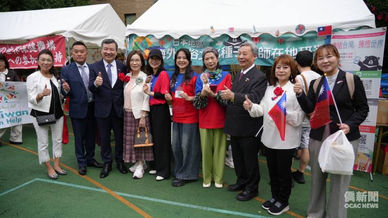 李逸洋夫婦（左3、4）與日本地區海外民俗文化教師於臺灣文化體驗攤位合影。