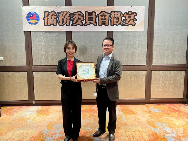 李姸慧(左)代表僑務委員會致贈訪團紀念品