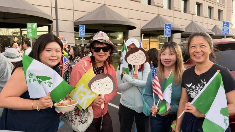 蔡英文赴舊金山訪問，僑胞與粉絲在下榻飯店歡迎，高喊「我是你的易燃物」。