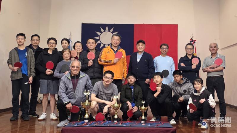 單人挑戰賽選手合影，透過桌球交流，並歡慶雙十國慶
