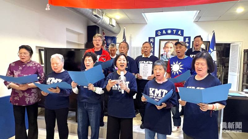 黨員為雙十國慶餐會表演排練。