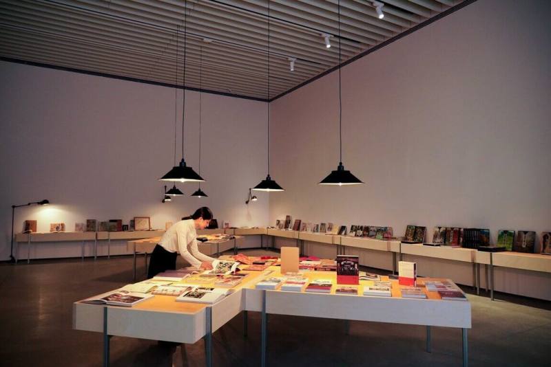 「臺灣光譜」展覽2025年於日本大阪展出，10月8日起將在臺南國家美術館登場，新增展區為「島的模樣」，其中將由選書策劃者葉青華、許懷哲帶來不同主題的臺灣選書。（文化部提供）