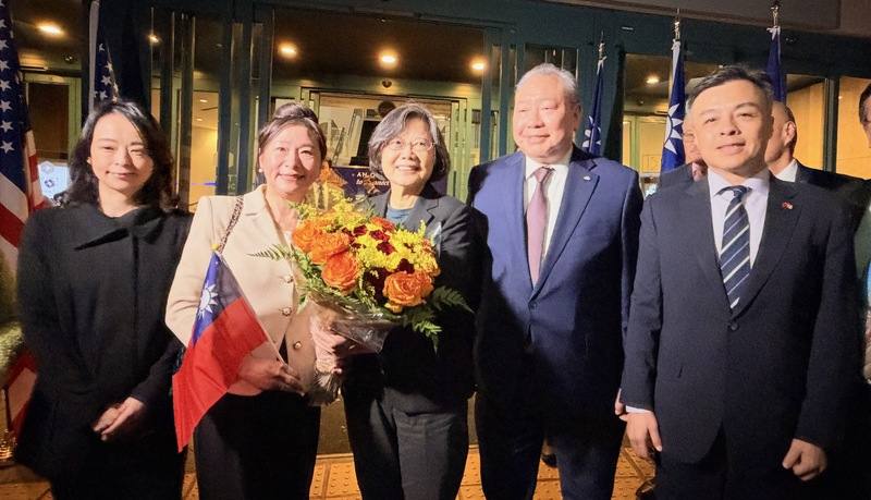 前總統蔡英文（右3）在駐美代表俞大㵢、駐舊金山辦事處長伍志翔夫婦陪同下抵達舊金山下榻飯店。