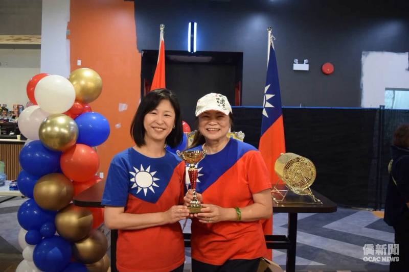 溫哥華合家歡聯誼會會長杜麗娟(右)勇奪女子組第二名，由郭淑貞頒發獎盃。