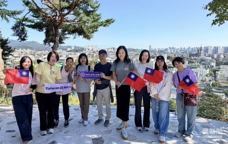 郭秋雯副(左4)、在韓臺灣婦女同鄉會會長余如玉(右4)偕會員登高揮旗慶雙十。