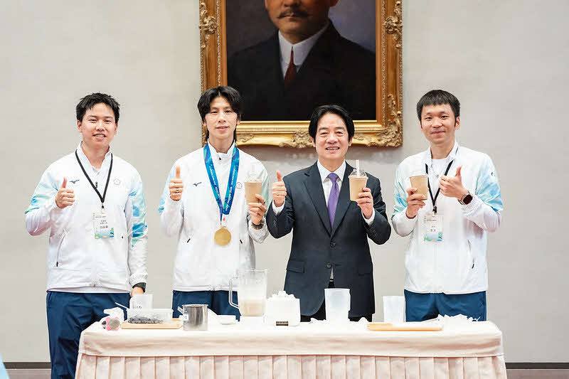 總統與李洋部長、拳擊金牌選手林郁婷共同體驗高蛋白珍奶DIY