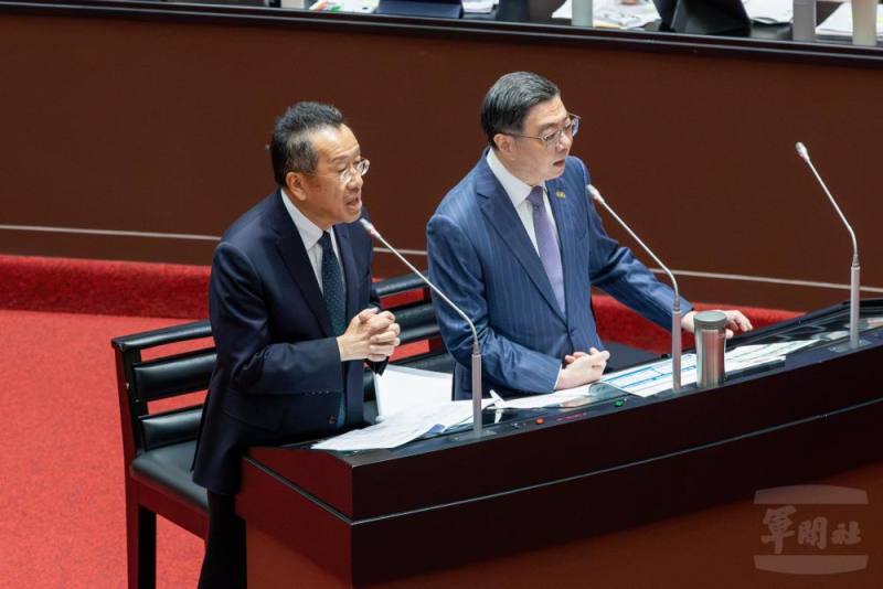 行政院長卓榮泰與國防部長顧立雄6日出席立法院會對立委提問進行答詢。（軍聞社)
