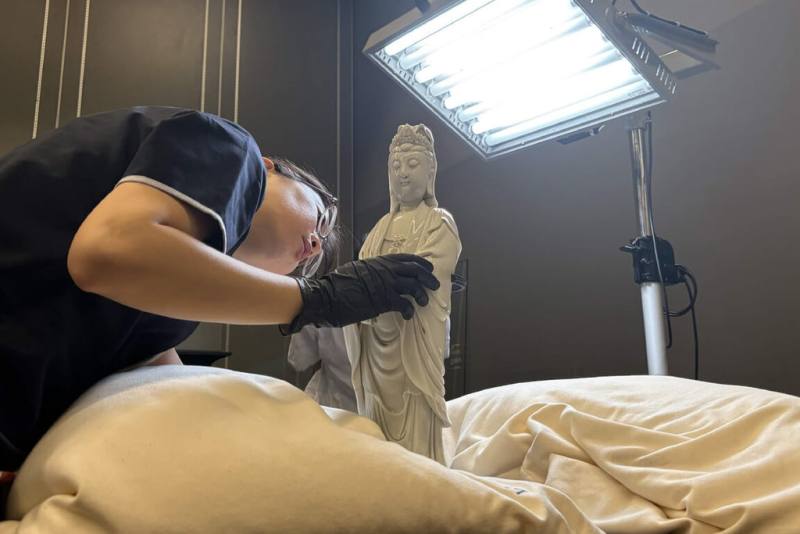 國立臺灣歷史博物館推出「萬相天后：臺灣媽祖信仰文化特展」，展期為115年10月13日至116年5月16日，與荷蘭國家博物館合作借展的「何朝宗款白瓷觀音像」已運抵。（臺史博提供）