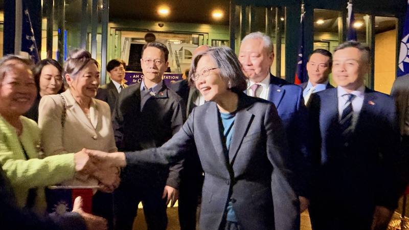 前總統蔡英文（前）美西時間5日抵達美國舊金山進行交流訪問，灣區臺僑熱情迎接。