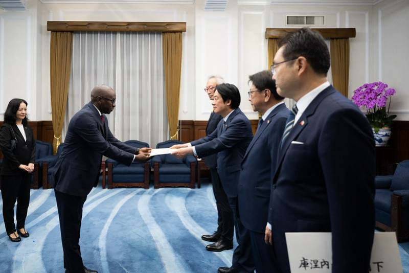 賴清德總統5日下午接受史瓦帝尼王國新任駐臺特命全權大使庫涅內（Vulindlela Simphiwe Kunene）呈遞到任國書