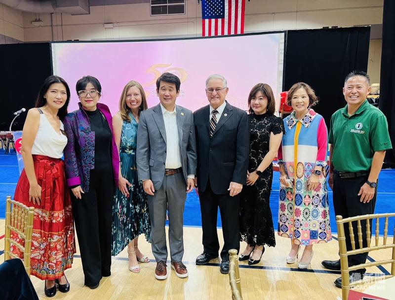 美國聯邦眾議員閔大衛（左四）、爾灣市市長Larry Agran（右四）與出席貴賓合影。