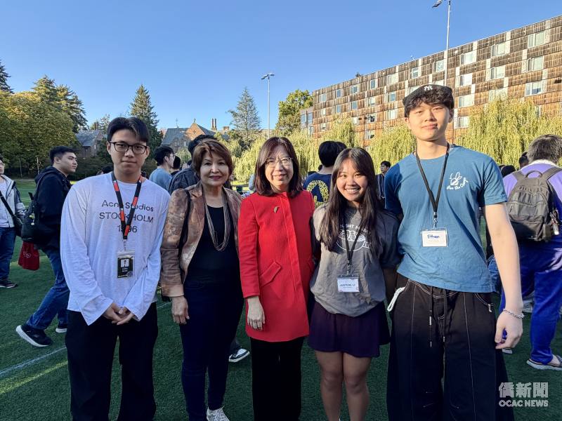 由左至右分別為華盛頓大學海外學生會（TOSA-UW）王培軒、僑務諮詢委員邱美瑞、西雅圖文教中心主任鍾佩珍、臺灣學生會TSA-UW社長李曉輝及美西北區臺灣青年聯合會（TYAPN）鄭家宇