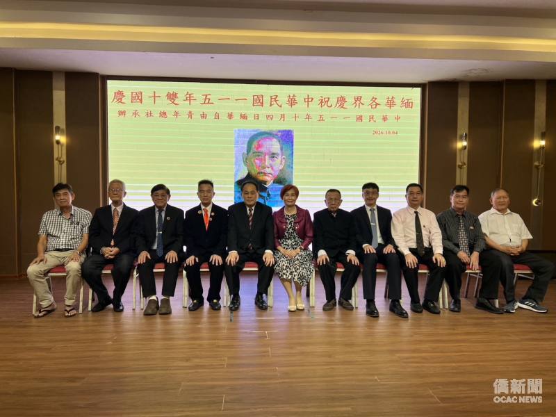 駐緬甸代表處大使黃敏境夫婦(左5及左6)偕僑務秘書李庚瑞(右4)、緬華青年總社理事長尤福臨(左4)、最高顧問江松靖(左2)等僑社人士合影。